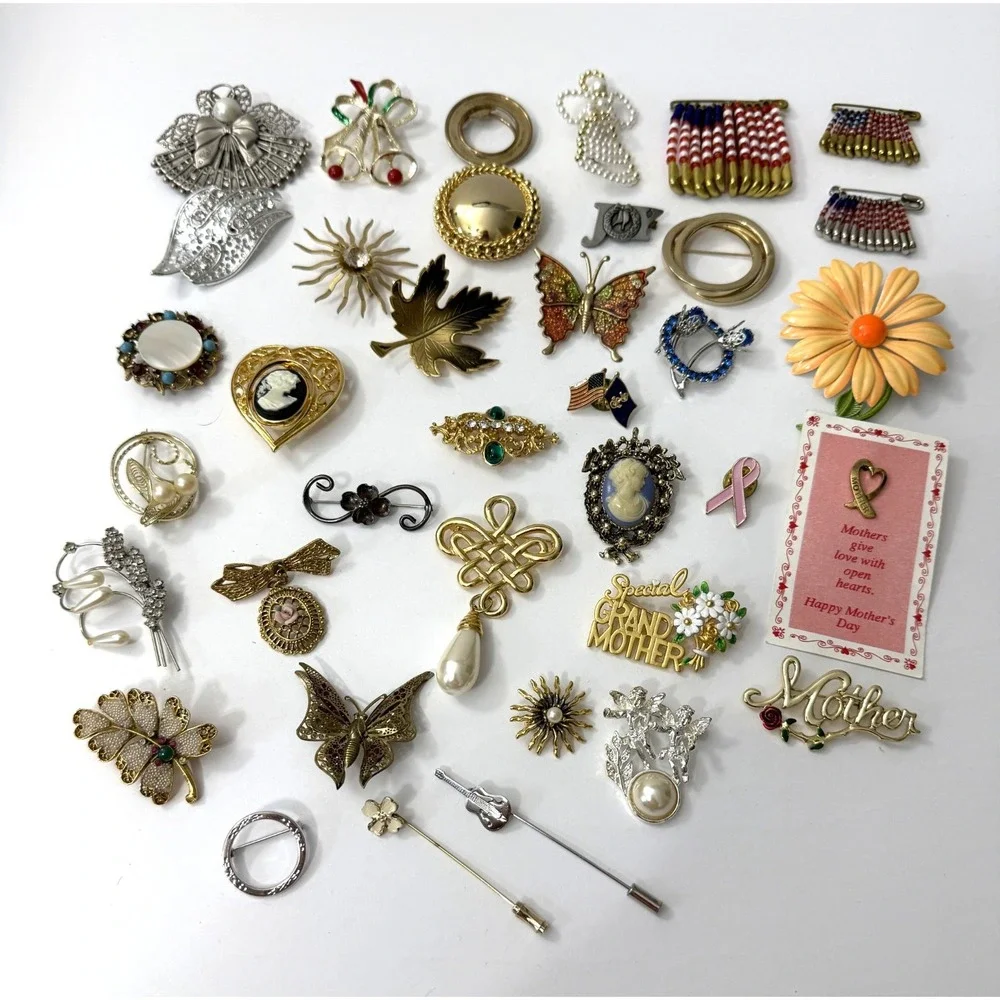 Vintage 42pc Costume Jewelry Lot Brooches Pins Rhinestone Gold & Silver Tone